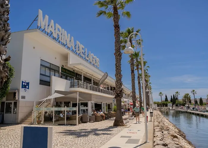 Marina Retreat - An Exquisite 2 Bedroom On The Marina Apartment