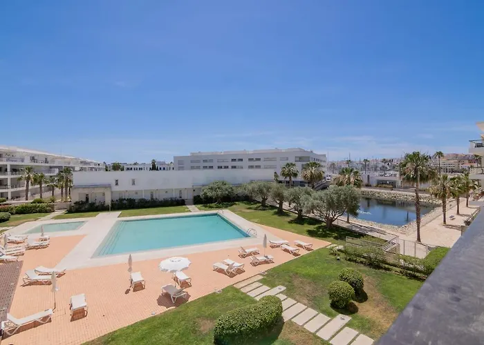 Marina Retreat - An Exquisite 2 Bedroom On The Marina Apartment *