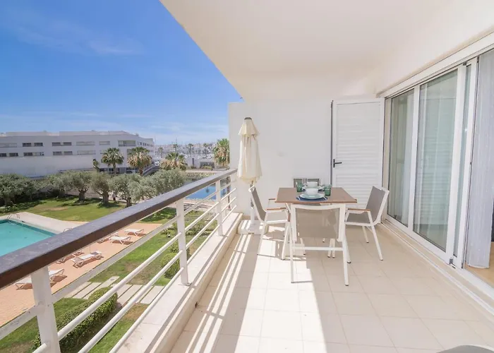 Marina Retreat - An Exquisite 2 Bedroom On The Marina Apartment *