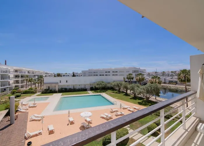 Marina Retreat - An Exquisite 2 Bedroom On The Marina *