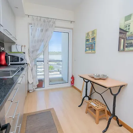 Marina Retreat - An Exquisite 2 Bedroom On The Marina Apartment