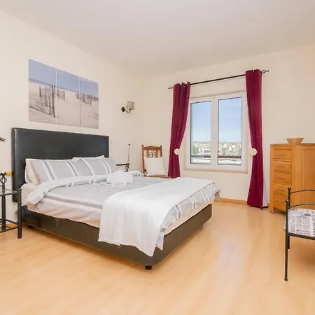 Marina Retreat - An Exquisite 2 Bedroom On The Marina Apartment