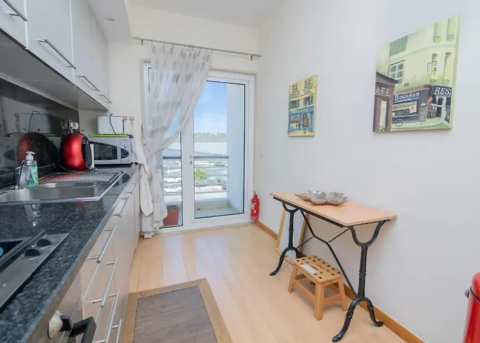 Marina Retreat - An Exquisite 2 Bedroom On The Marina Apartment