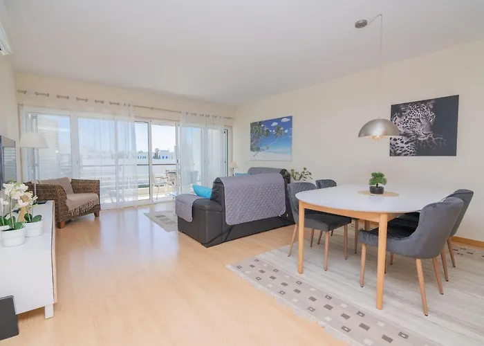 Marina Retreat - An Exquisite 2 Bedroom On The Marina Apartment *