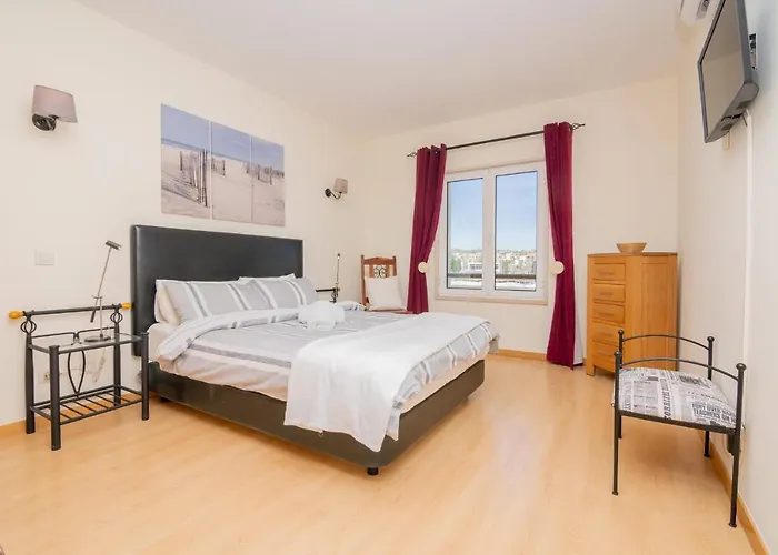 Marina Retreat - An Exquisite 2 Bedroom On The Marina Apartment