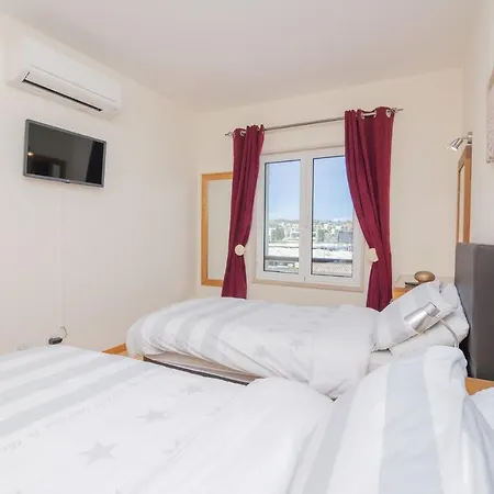 Apartment Marina Retreat - An Exquisite 2 Bedroom On The Marina *