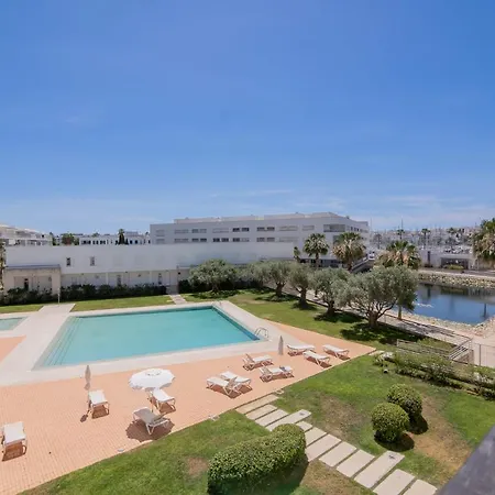 Marina Retreat - An Exquisite 2 Bedroom On The Marina Apartment *