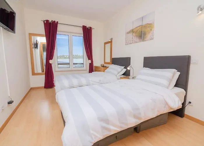 Marina Retreat - An Exquisite 2 Bedroom On The Marina *