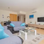 Marina Retreat - An Exquisite 2 Bedroom On The Marina Apartment