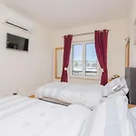 Apartment Marina Retreat - An Exquisite 2 Bedroom On The Marina *