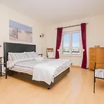 Marina Retreat - An Exquisite 2 Bedroom On The Marina Apartment