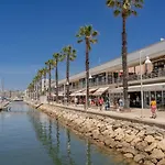 Apartment Marina Retreat - An Exquisite 2 Bedroom On The Marina *