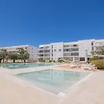 Marina Retreat - An Exquisite 2 Bedroom On The Marina Apartment *