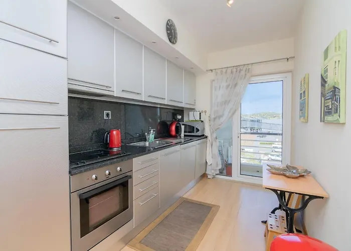 Marina Retreat - An Exquisite 2 Bedroom On The Marina
